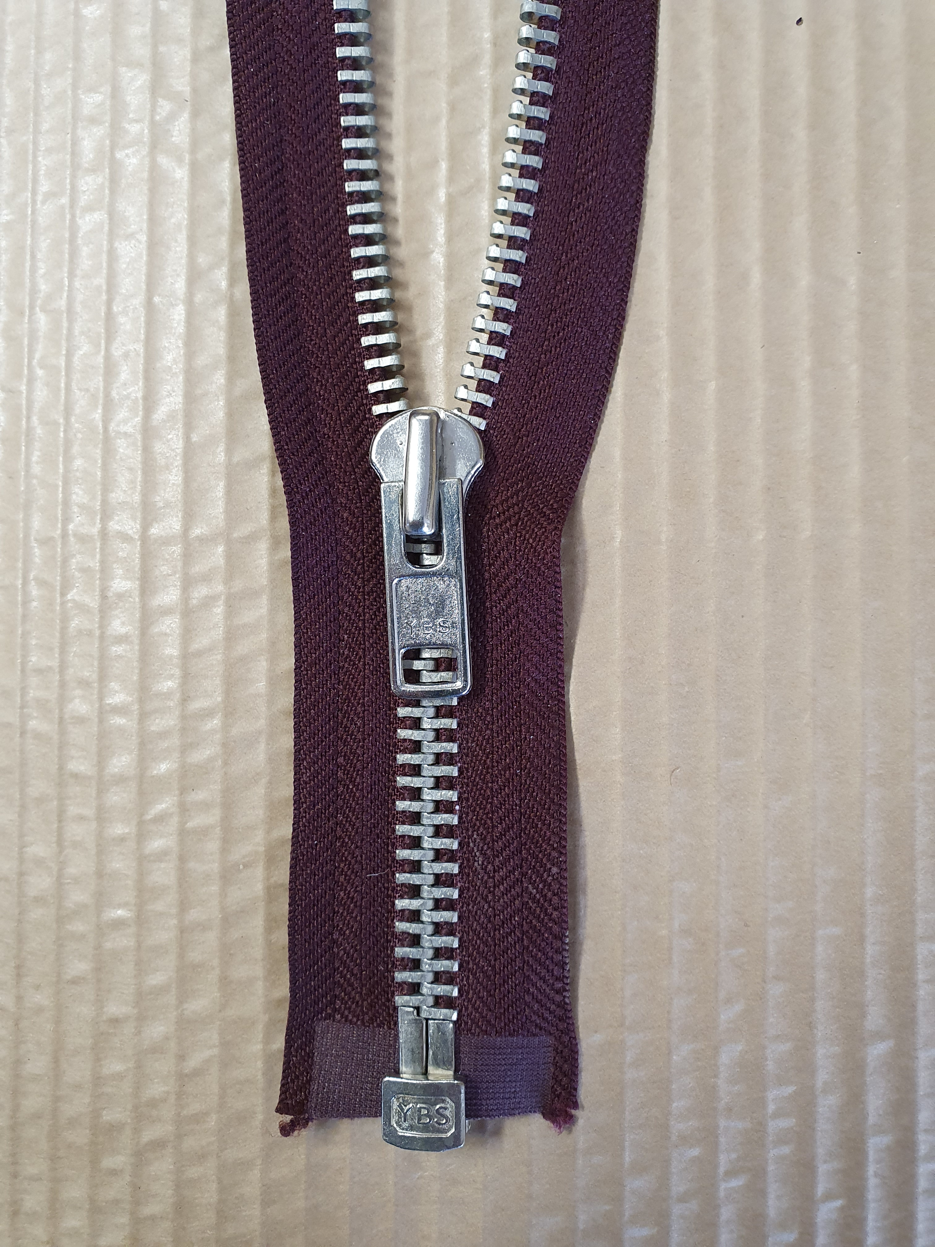 Blixtlås NO-10 59 cm fg Vinröd