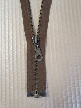 Blixtlås MGKBO-56 74 cm Fg Mellanbrun med Droppen löpare