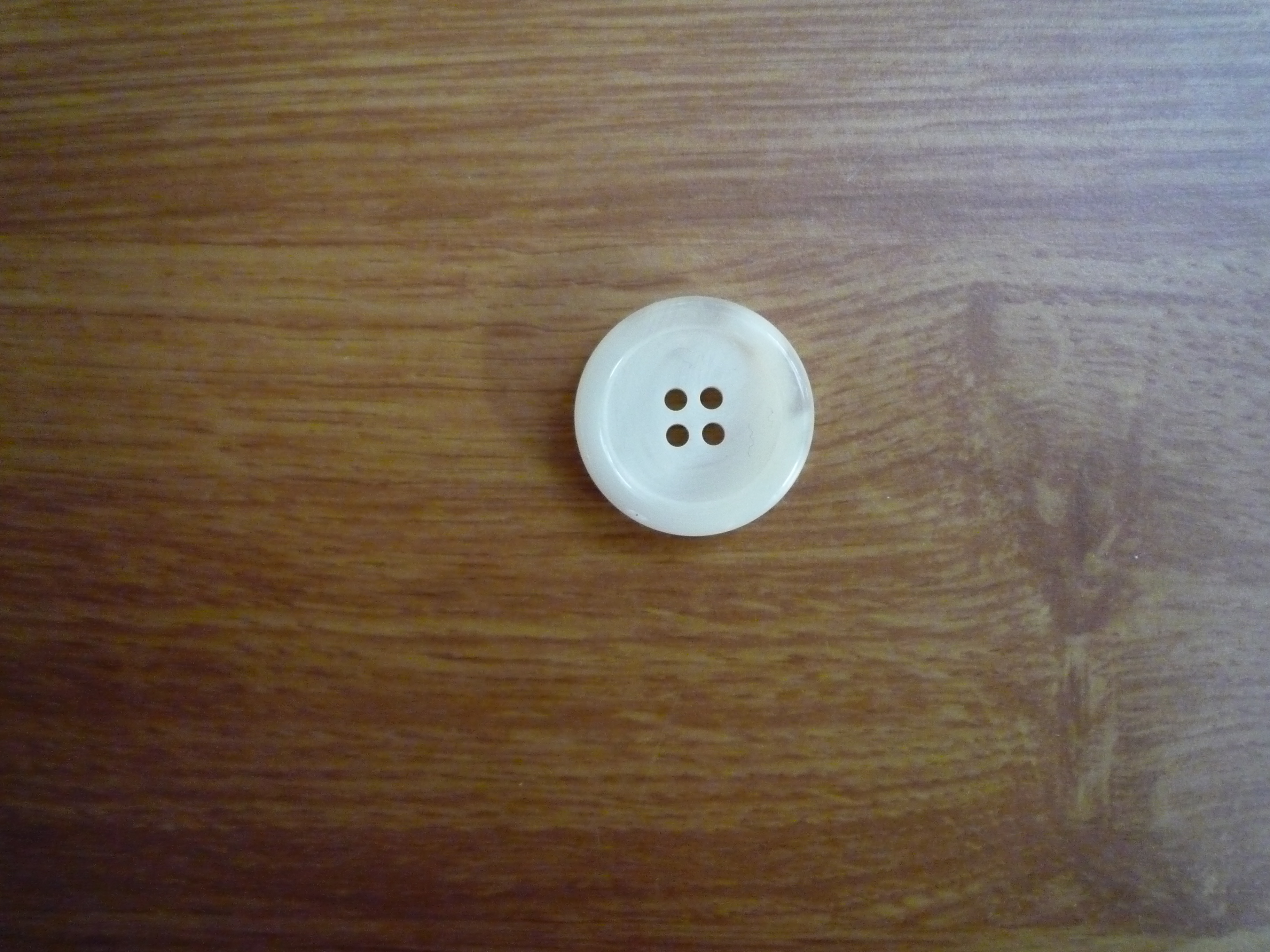 Knapp 4-håls 25.5mm fg. Offwhite
