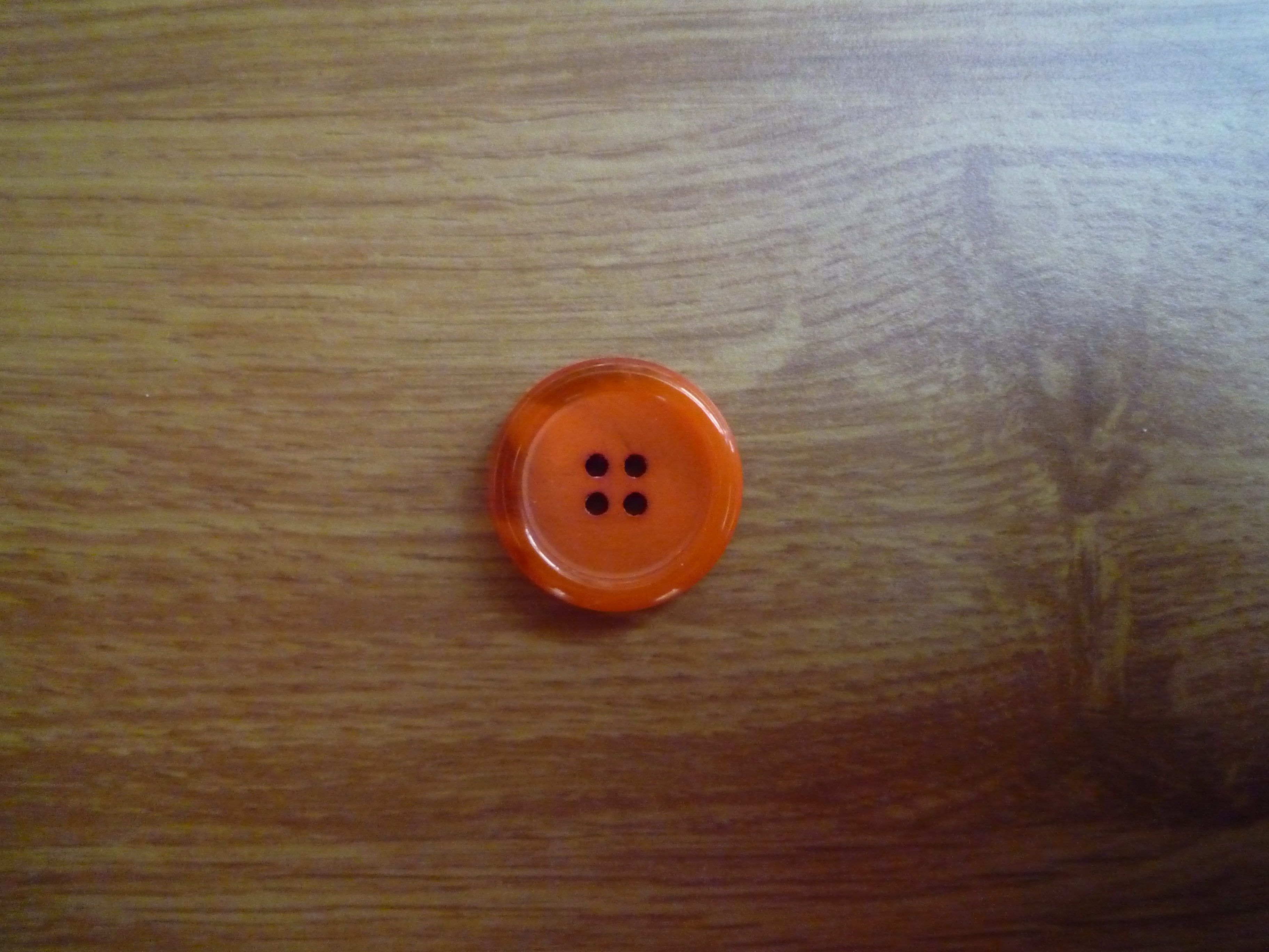 Knapp 4-håls 25.5mm fg. 3/124 Orange