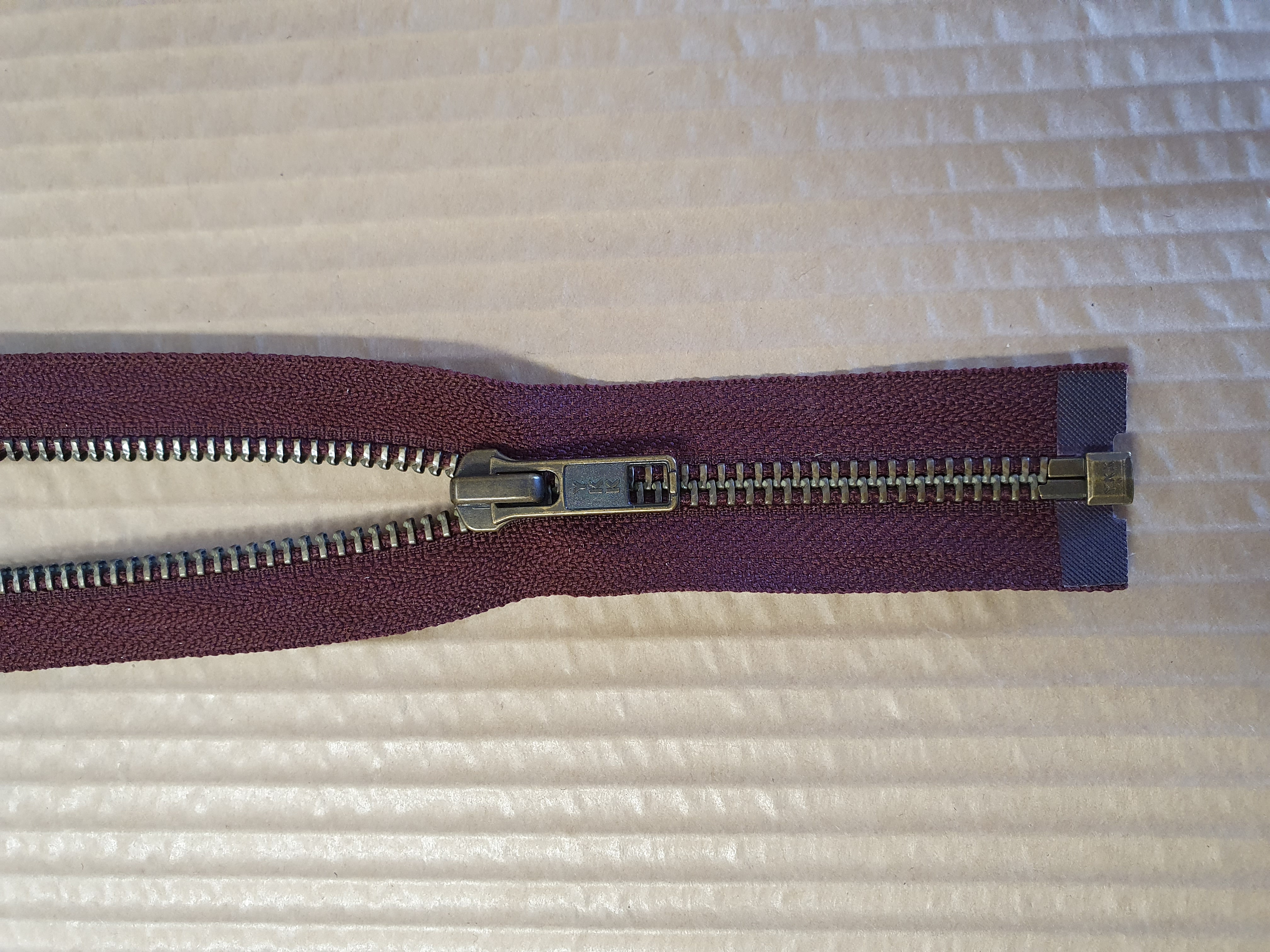 Blixtlås MGKBO-56 78 cm Fg Vinröd