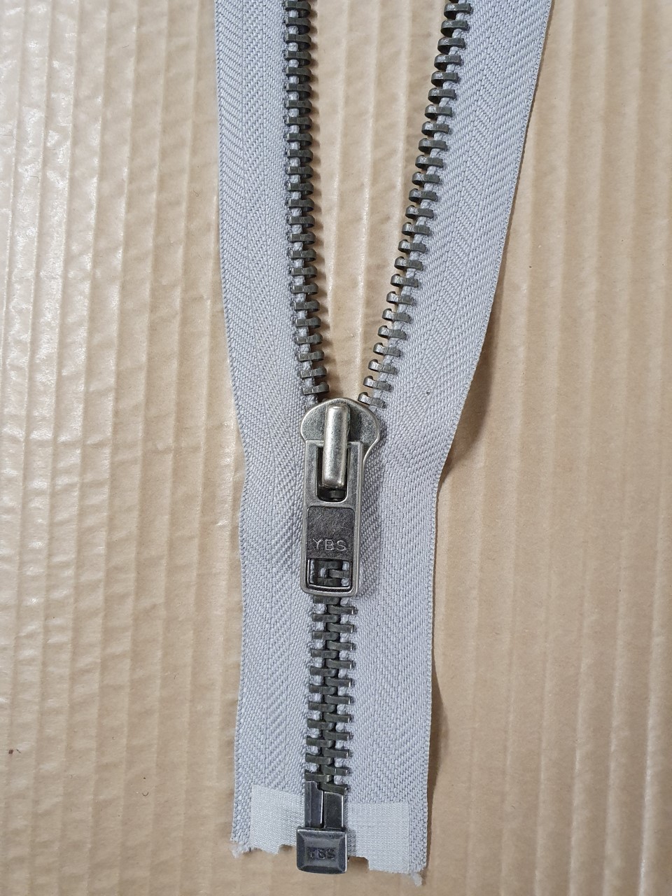 Blixtlås ANO-10 YBS lås 51 cm fg ljusgrå