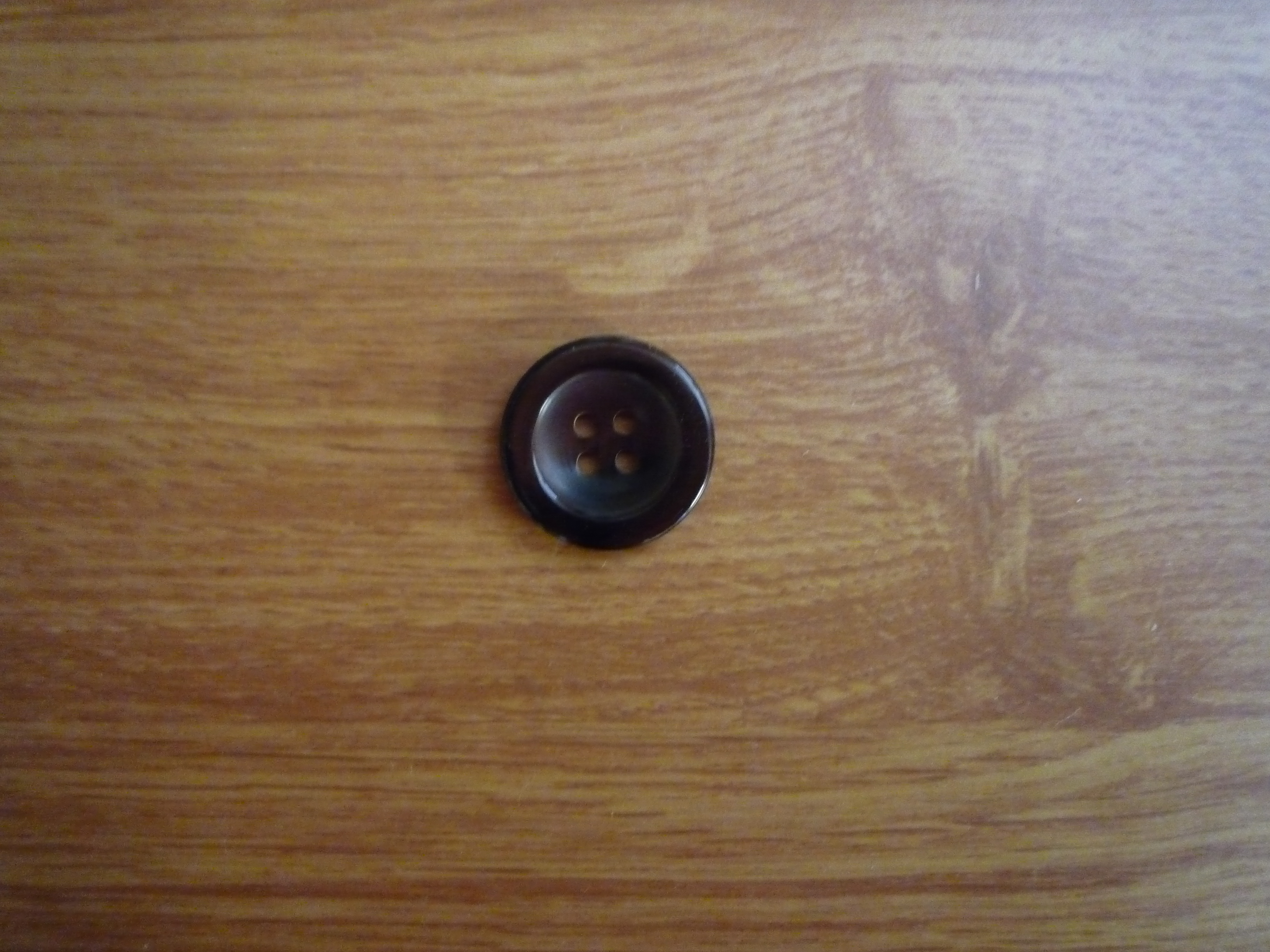 Knapp 4-håls 25.5mm fg. Vinröd