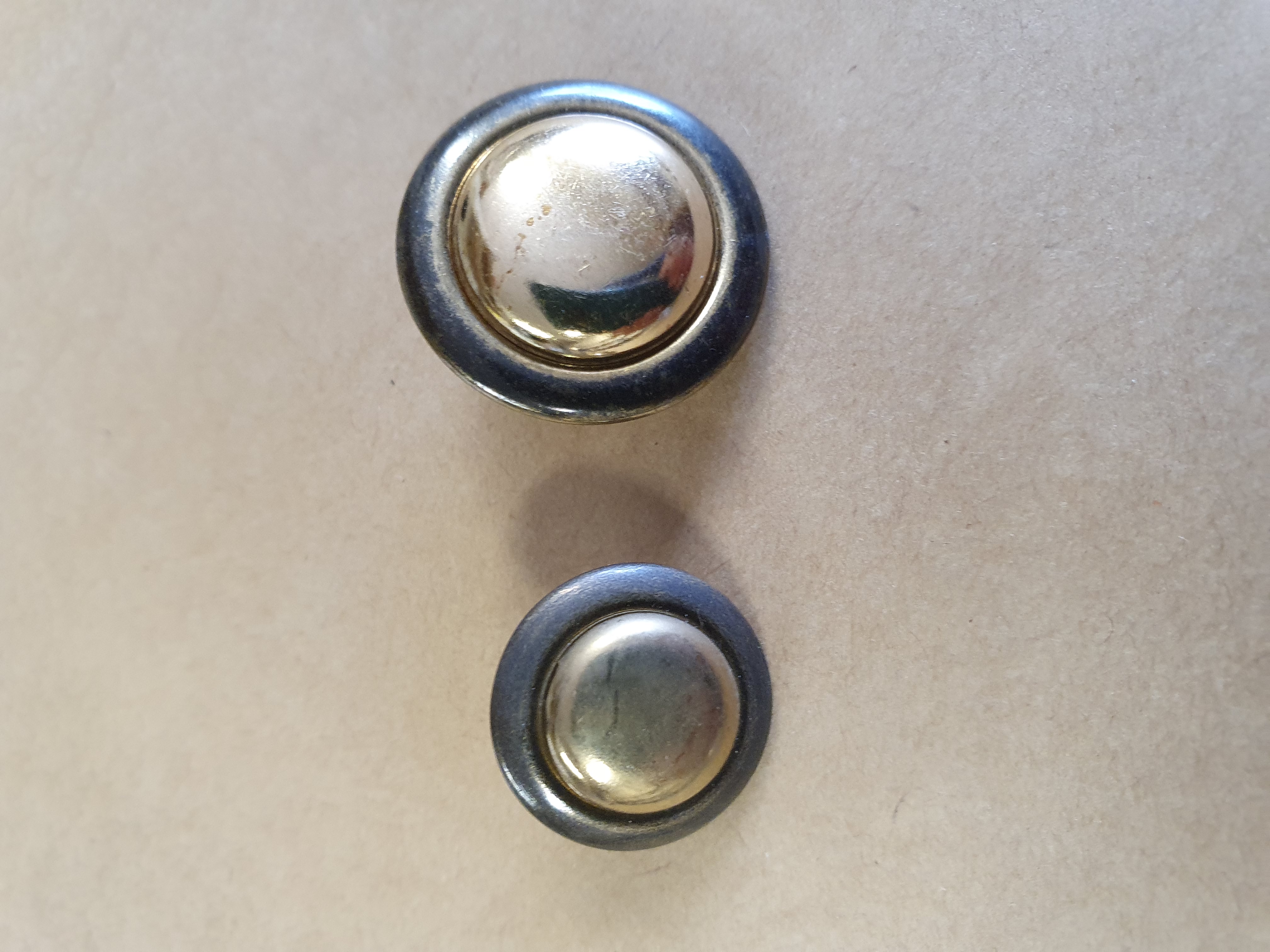 Metallknapp 1718 Oxid-mässing  16,5 mm samt 22 mm