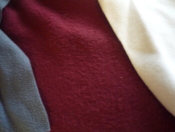 Microfleece i färgerna vinröd och mellangrå