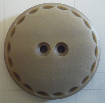 Knapp 2-håls 19 Ljusgråbeige 34mm