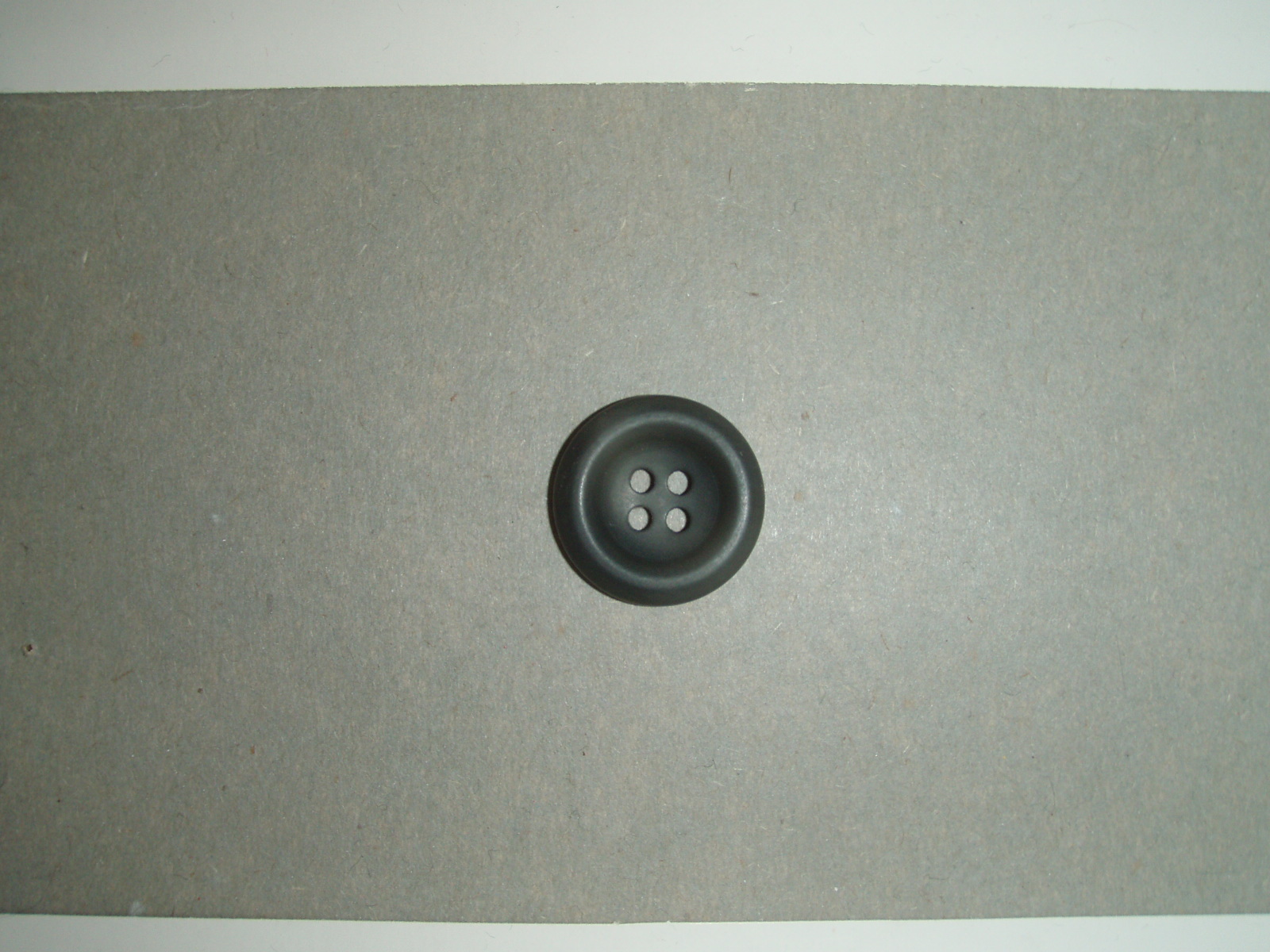Knapp 4-håls 25.5mm fg. Gråbrun