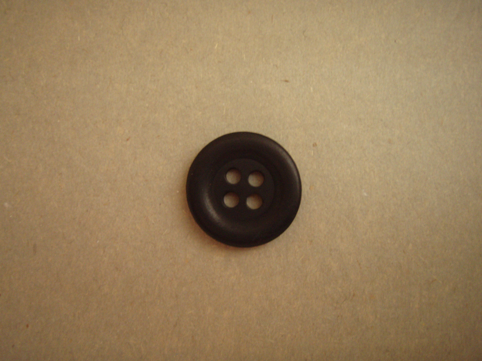Knapp 4-håls 25.5mm fg. Svart