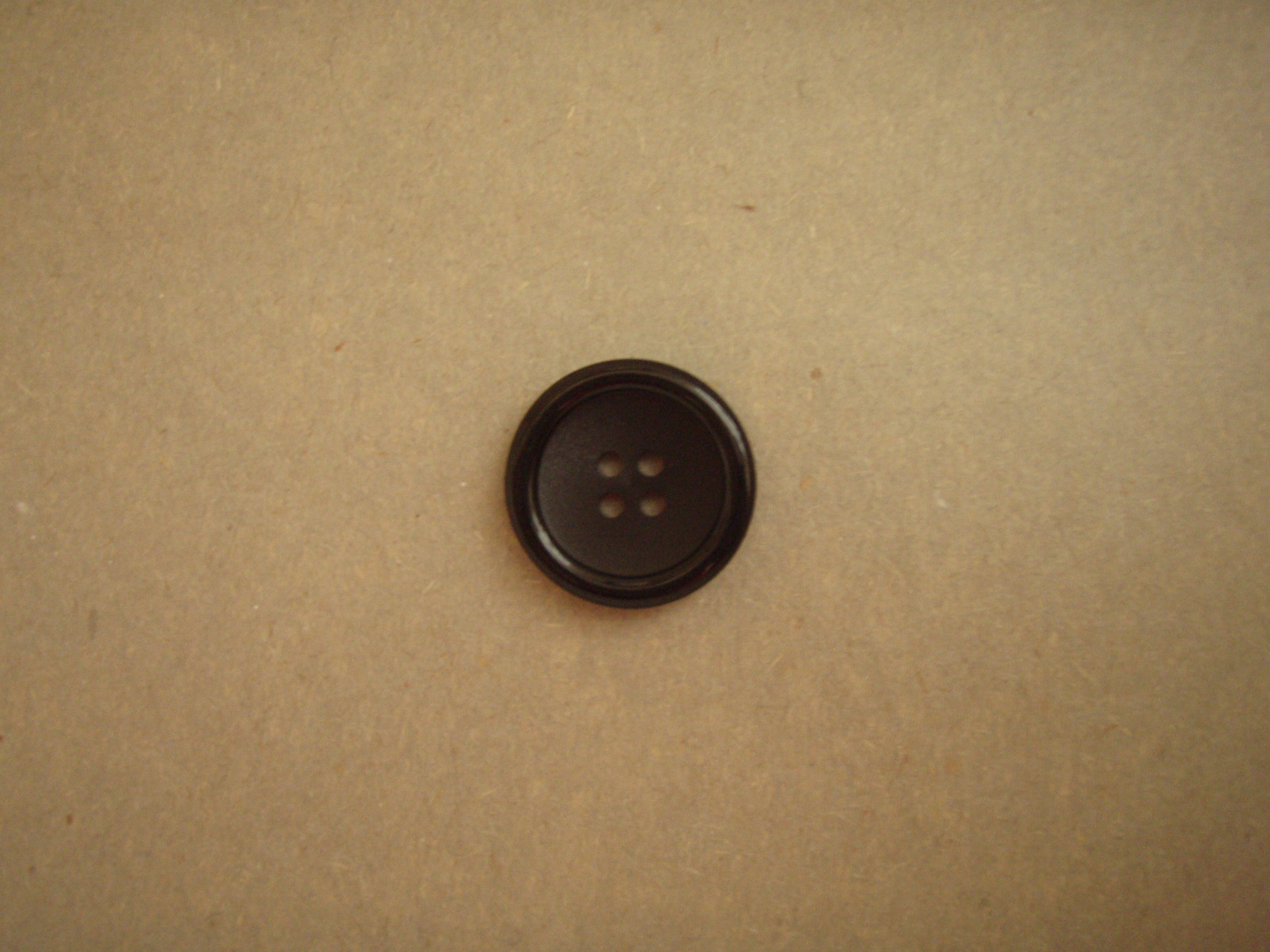 Knapp 4-håls 23mm fg. Svart