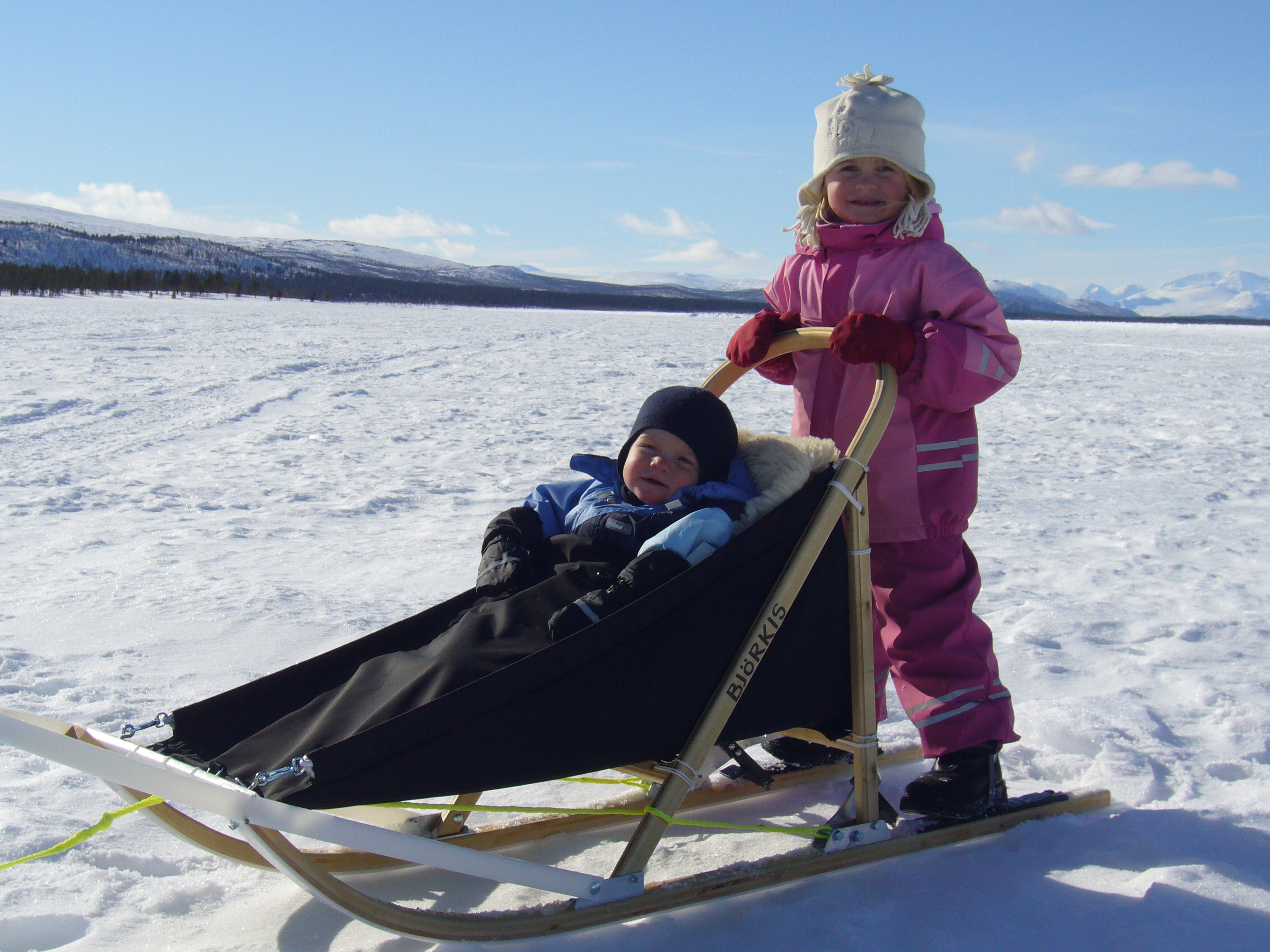 Sara och Viktor i Björkis barnsläde