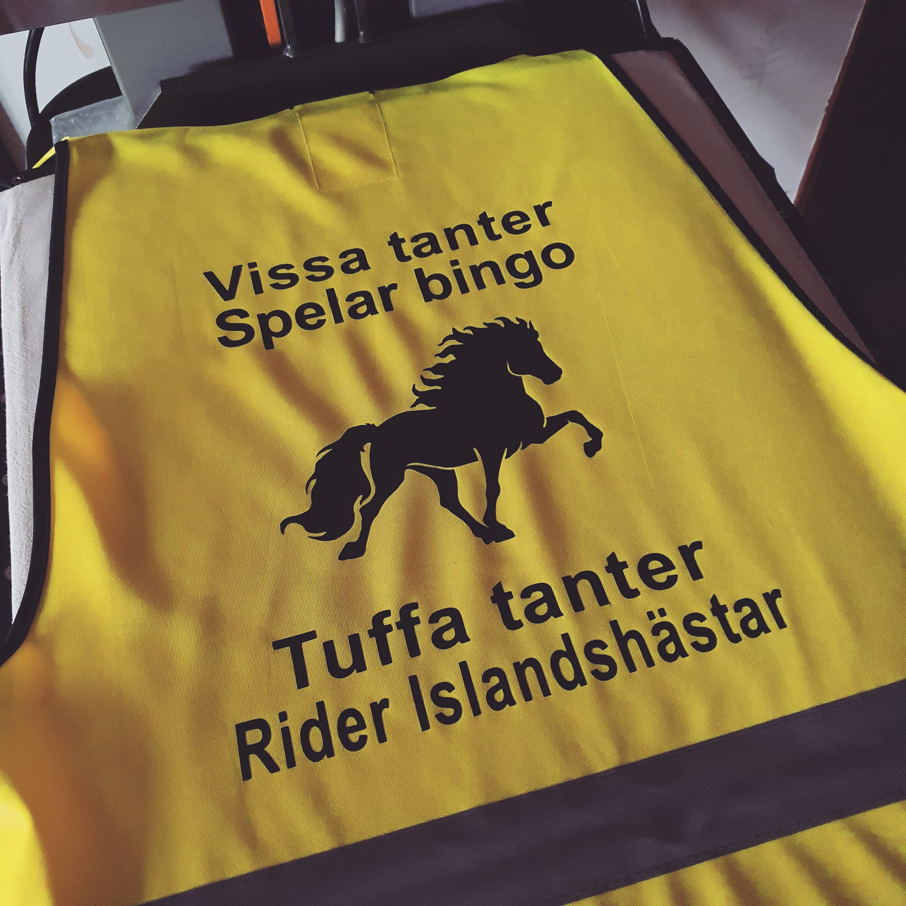 Reflexväst gul " Vissa tanter (farmödrar mormödrar) Spelar bingo Tuffa tanter (farmödrar mormödrar) Rider Islandshäst"