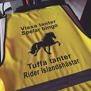 Reflexväst gul " Vissa tanter (farmödrar mormödrar) Spelar bingo Tuffa tanter (farmödrar mormödrar) Rider Islandshäst"