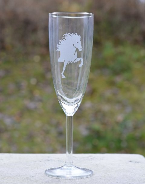 Champagne glas höga på fot  21 cl gravyr med framdel av islandshäst I tölt. 