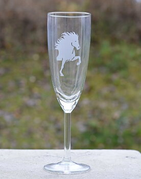 Champagne glas höga på fot  21 cl gravyr med framdel av islandshäst I tölt. 