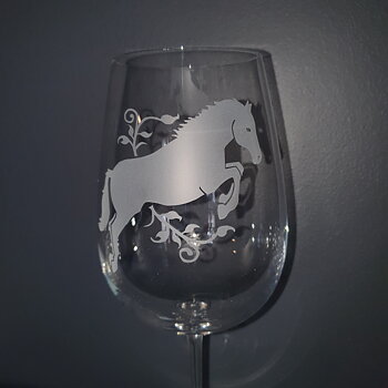 Vinsglas på fot 68 cl gravyr hopphäst samt slinga