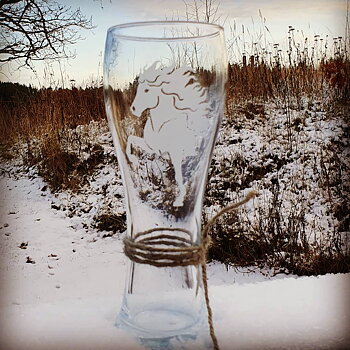  Öl glas höga 63 cl med gravry  framdel islandshäst med slingor i manen. . 