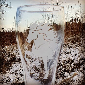  Öl glas höga 63 cl med gravry  framdel islandshäst med slingor i manen. . 
