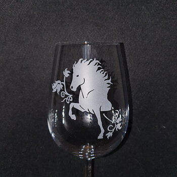 Vinsglas på fot 49 cl eller 68 cl. Gravyr islandshäst & vinranka . Vår egen gravyr design