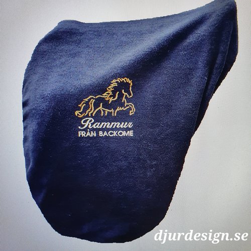 Nr 1 Sadelövrdrag fleece med islandshäst & namn I 2 rader  - 2