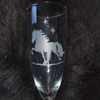 Champagne glas hög på fot 21 cl gravyr islandshäst & stjärnor 