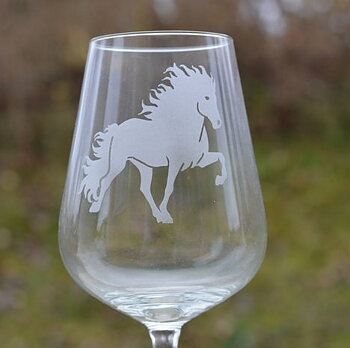 Vinsglas på fot 68 cl eller 49 cl Gravyr Islandshäst  