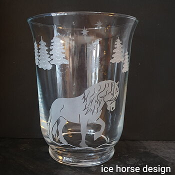 Nr 77 Ljuslykta eller som vas med graverad Nordsvensk häst med granar Höjd 18 cm klar glas.