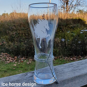 Öl glas högt 63 cl gravyr med islandshäst. samt ett gråt band runt glaset.