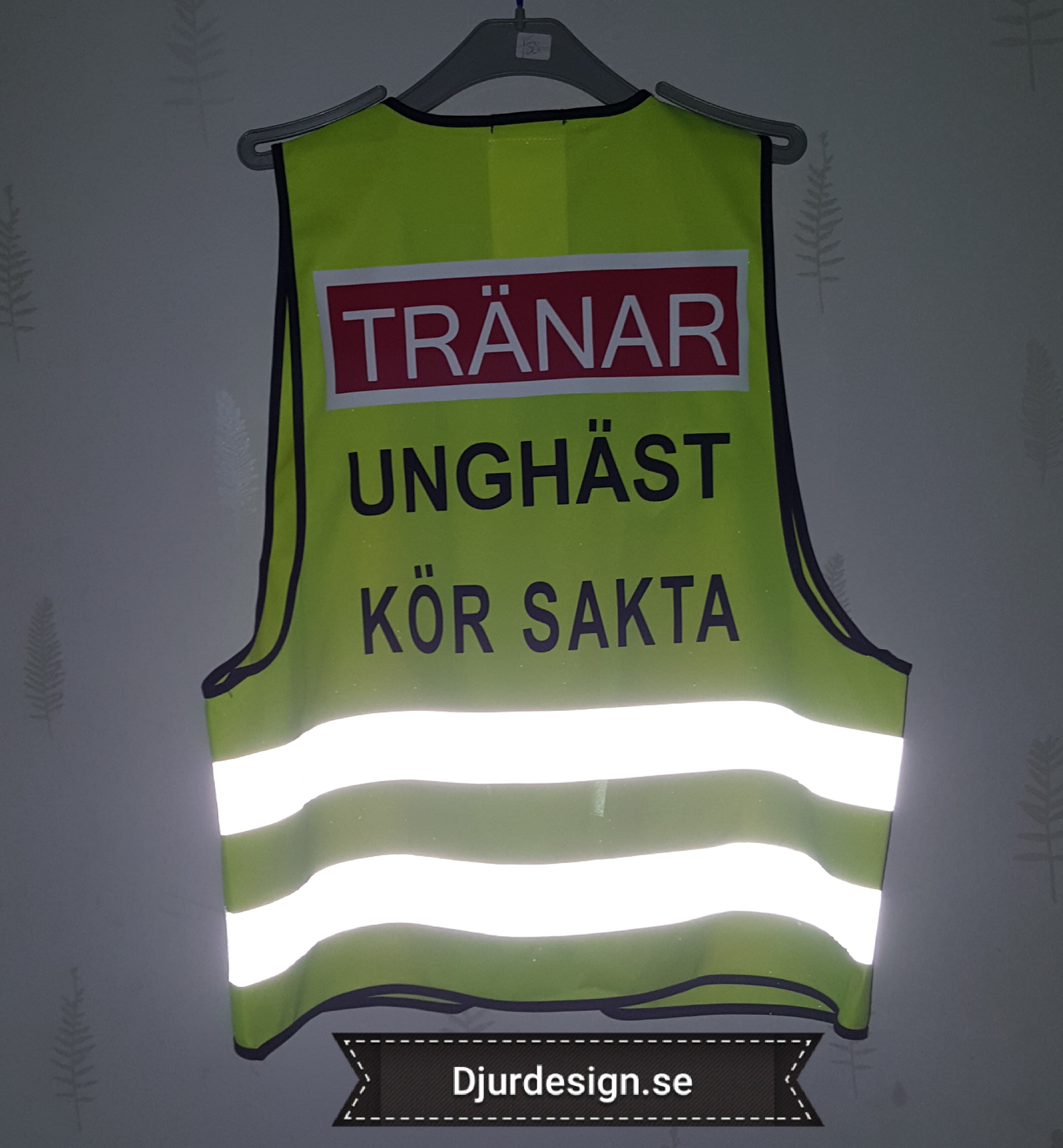  Reflexväst gul med 2 reflex band runt om. Svart tryck hophäst med ryttare samt texten KÖR SAKTA under hästen. - 6