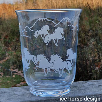 Nr 78 Ljuslykta eller som vas med gravyr  islandshästar 7 stycken i tölt samt berg. Höjd 18 cm i klar glas