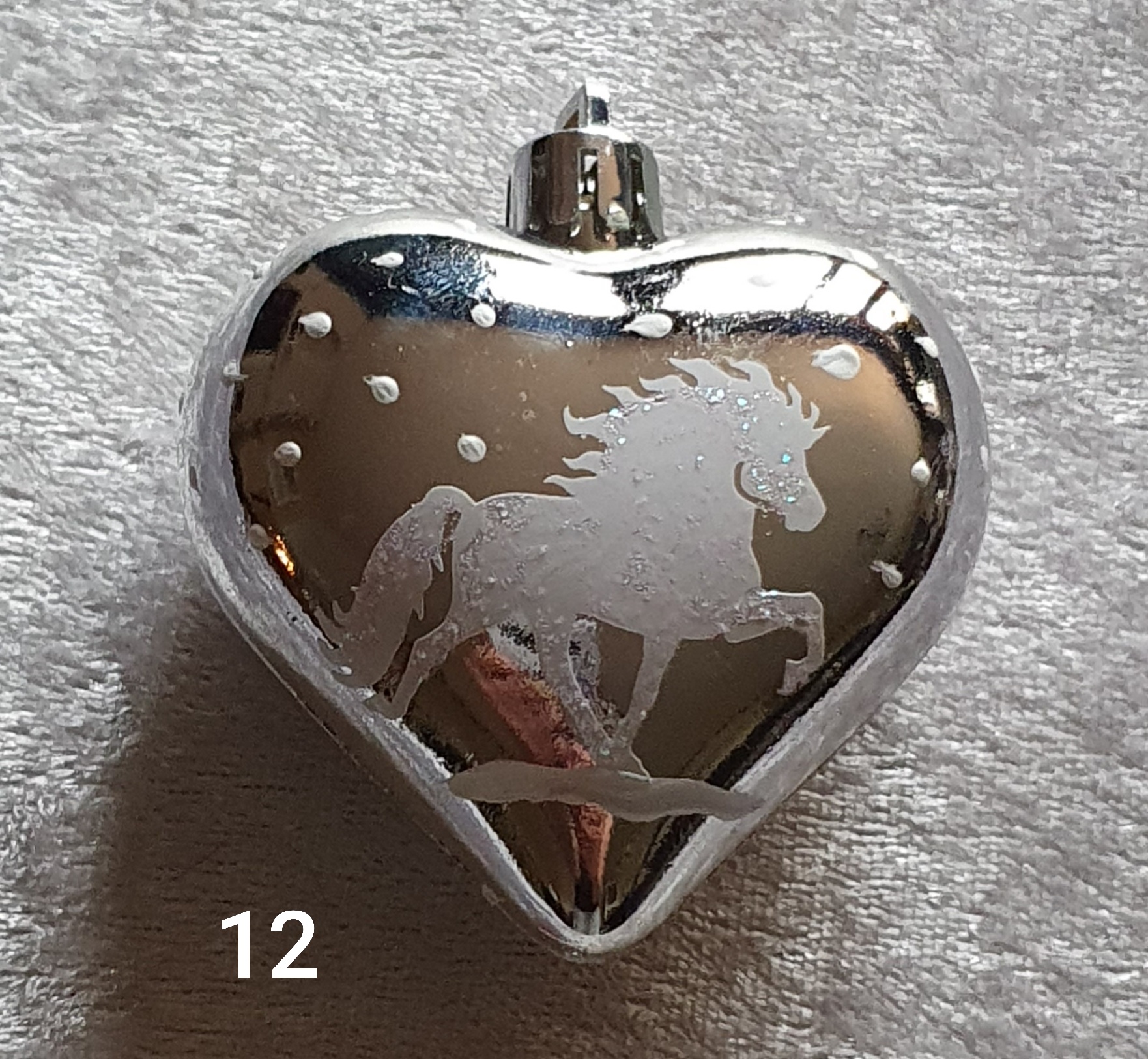 Nr 12 Julkula silver blank Islandshäst vit glittrig snö prickar.
