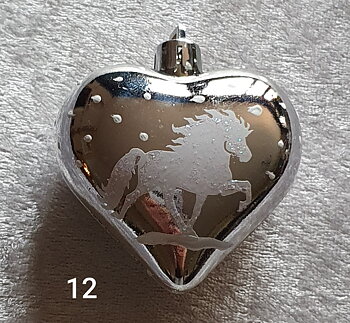 Nr 12 Julkula silver blank Islandshäst vit glittrig snö prickar.