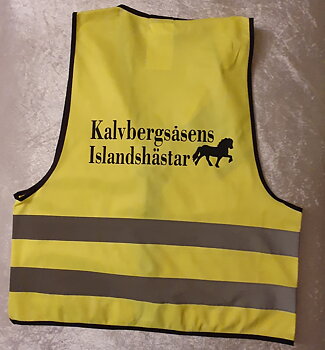 Turridning o ridskolor. Reflxvästar i gul färg med 2 reflexband runt om. med företags namn + loggo