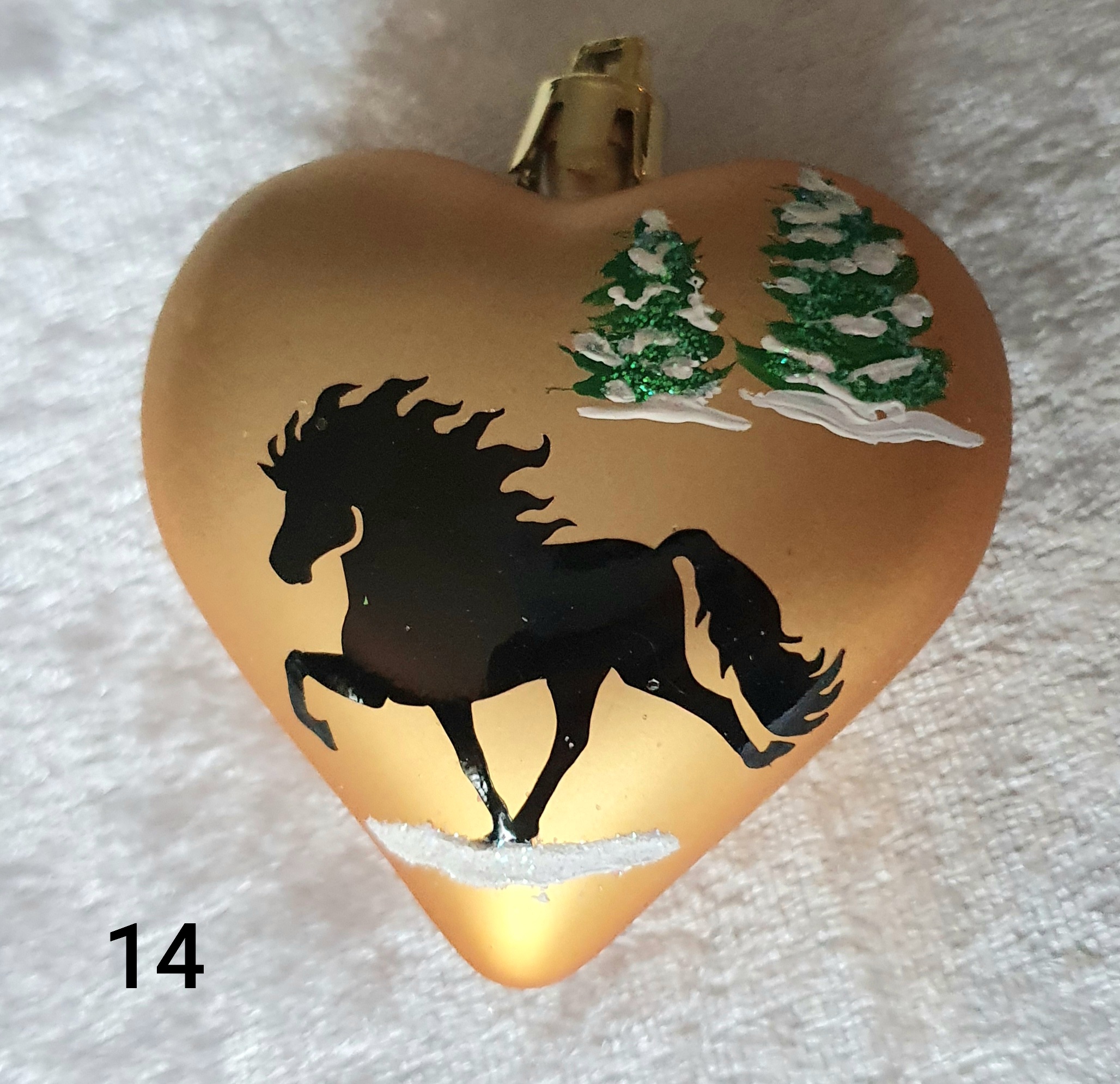 Nr 14 Julkula  hjärta guldmatt Islandshäst svart, gran med snö 