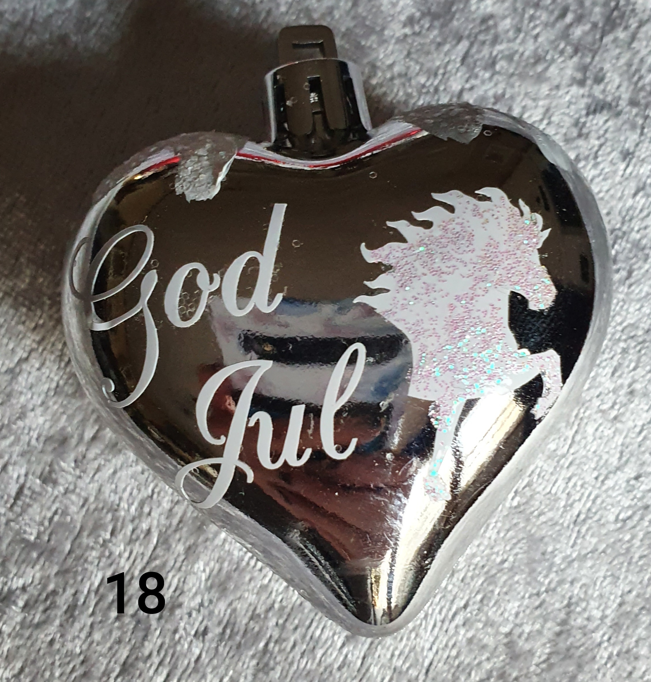 Nr 18 Julkula hjärta silver blank islandshäst vitglitter God Jul vit text snö glitter på topen