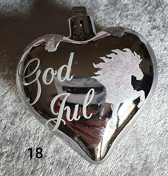 Nr 18 Julkula hjärta silver blank islandshäst vitglitter God Jul vit text snö glitter på topen