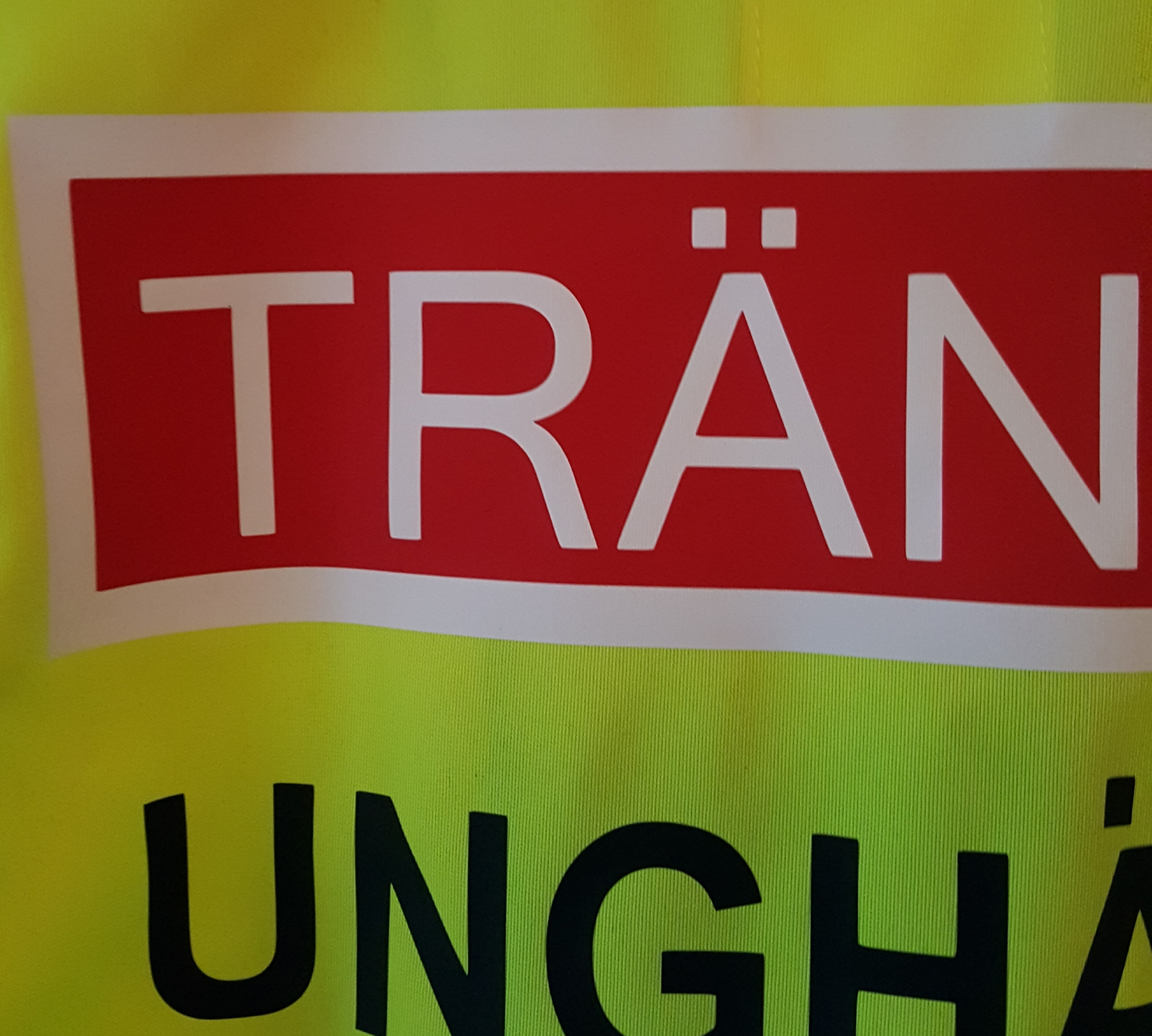 Reflexväst gul. Text vit i röd platta TRÄNAR, svart text UNGHÄST  KÖR SAKTA - 2