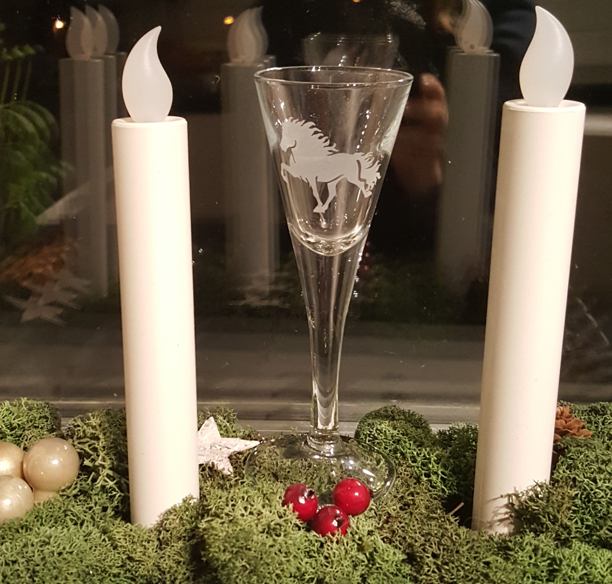 Snappsglas på fot 4 cl gravyr  islandshäst  i tölt 