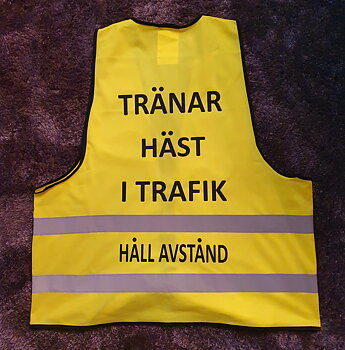 Reflexväst gul med text i svart tryck TRÄNAR HÄST I TRAFIK HÅLL AVSTÅND