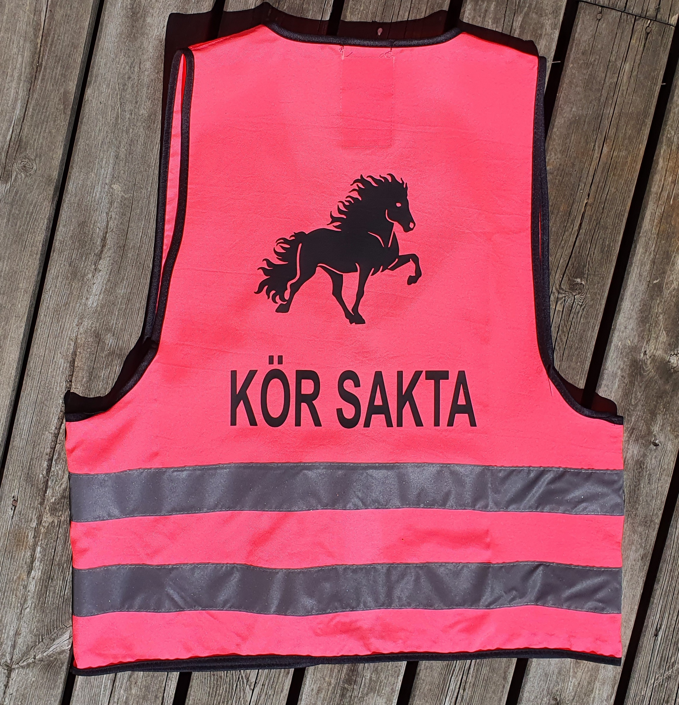 Reflexväst i rosa med islandshäst samt text KÖR SAKTA i svart tryck