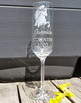 Champange glas 21 cl med gravyr Islandshäst med student hatt & namn datum. Rak modell.