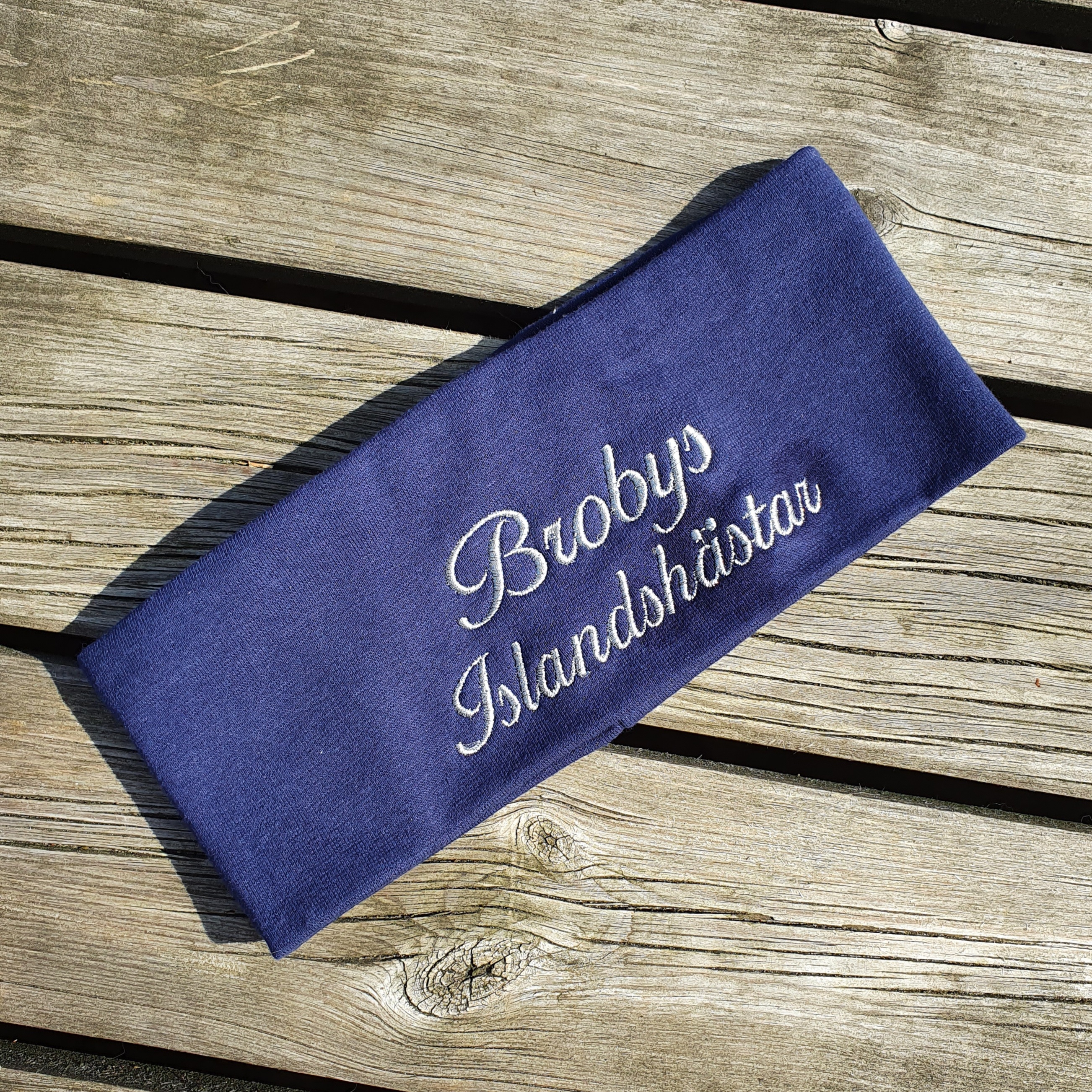 Nr 11 Pannband i flera olika färger med broderad text med metaltlråd .