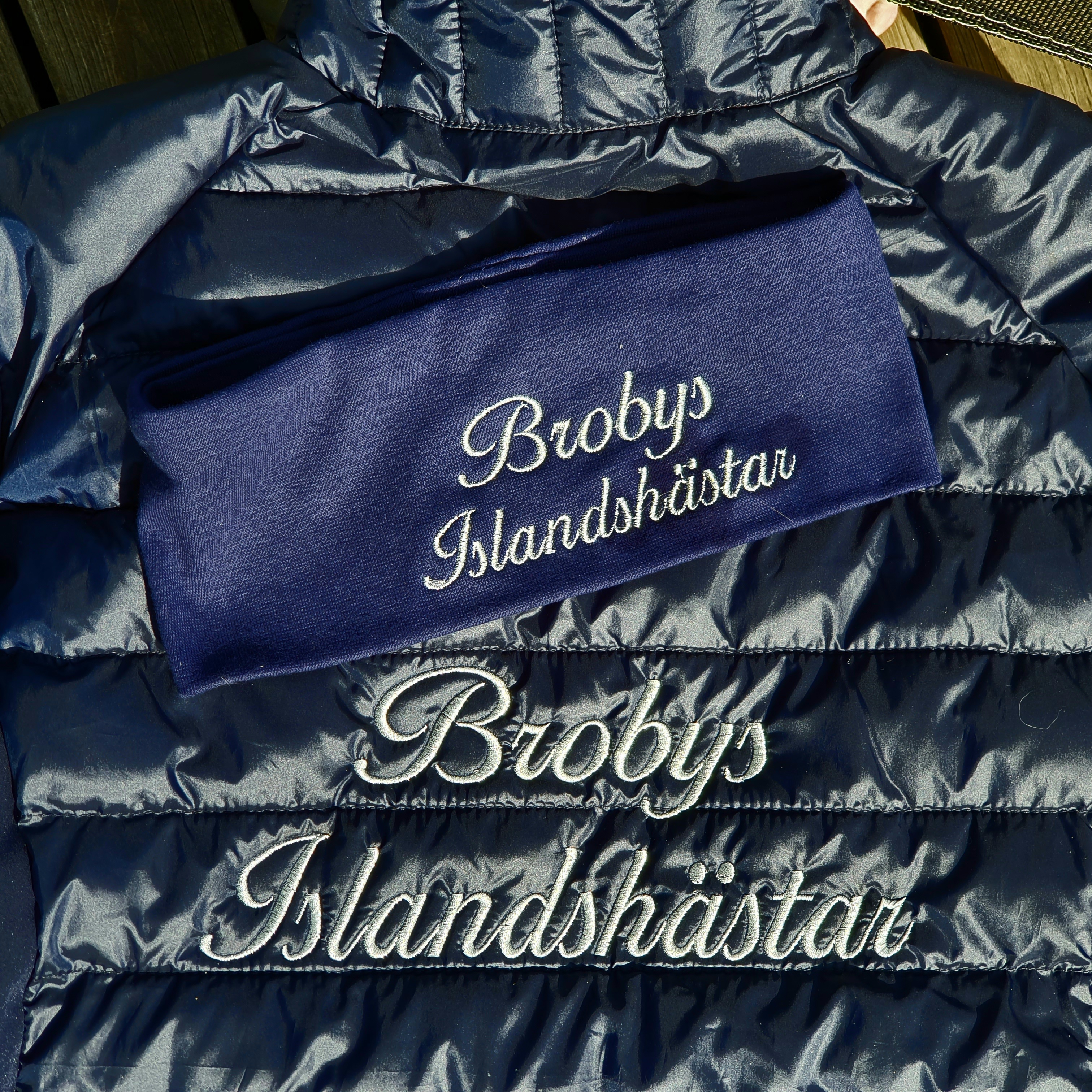 Nr 11 Pannband i flera olika färger med broderad text med metaltlråd . - 4