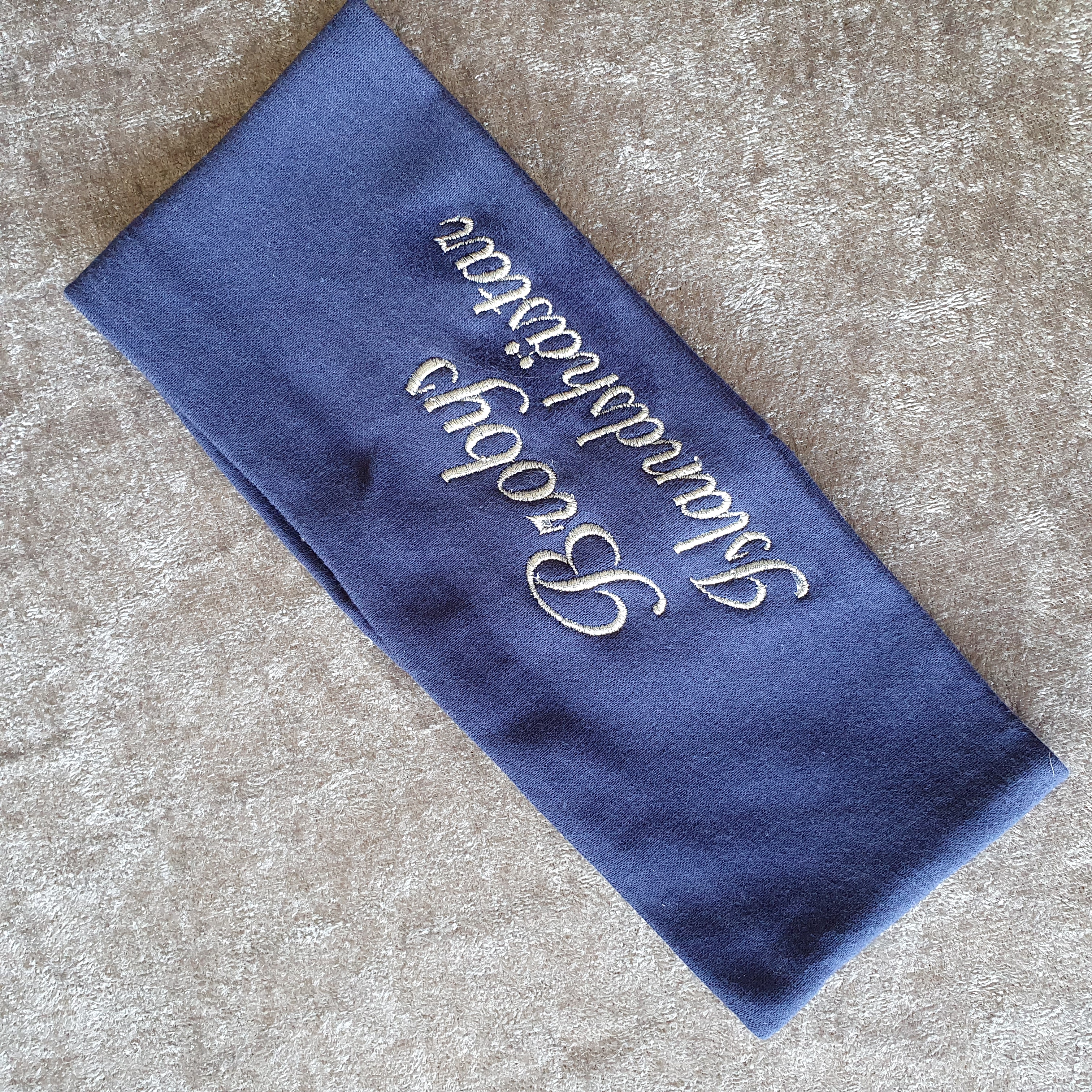 Nr 11 Pannband i flera olika färger med broderad text med metaltlråd . - 5