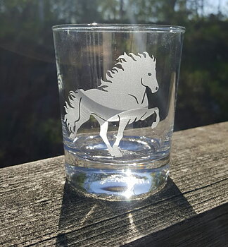 Whiskyglas med tjock snygg botten 23 cl med gravyr islandshäst i tölt 