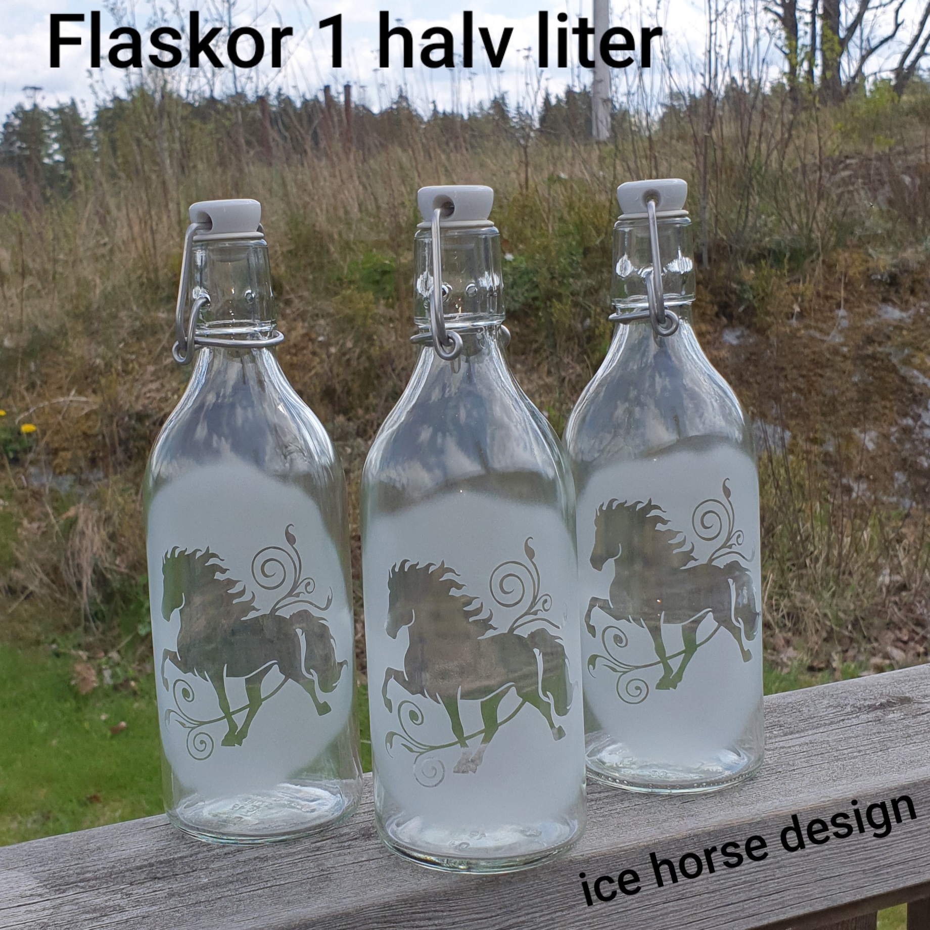 Flaska 1/2 L i klarglas med knäppkork, Graverad islandshäst samt slingor i en snöboll.