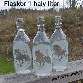 Flaska 1/2 L i klarglas med knäppkork, Graverad islandshäst samt slingor i en snöboll.