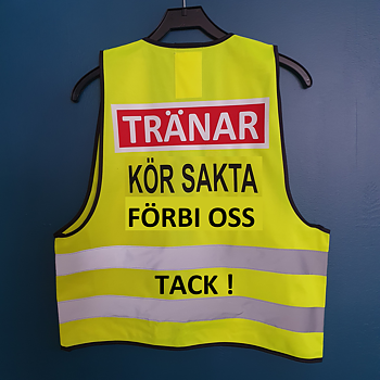 Reflexväst i gul med TRÄNAR vit text röd platta, KÖR SAKTA FÖRBI OSS TACK ! i svart tryck