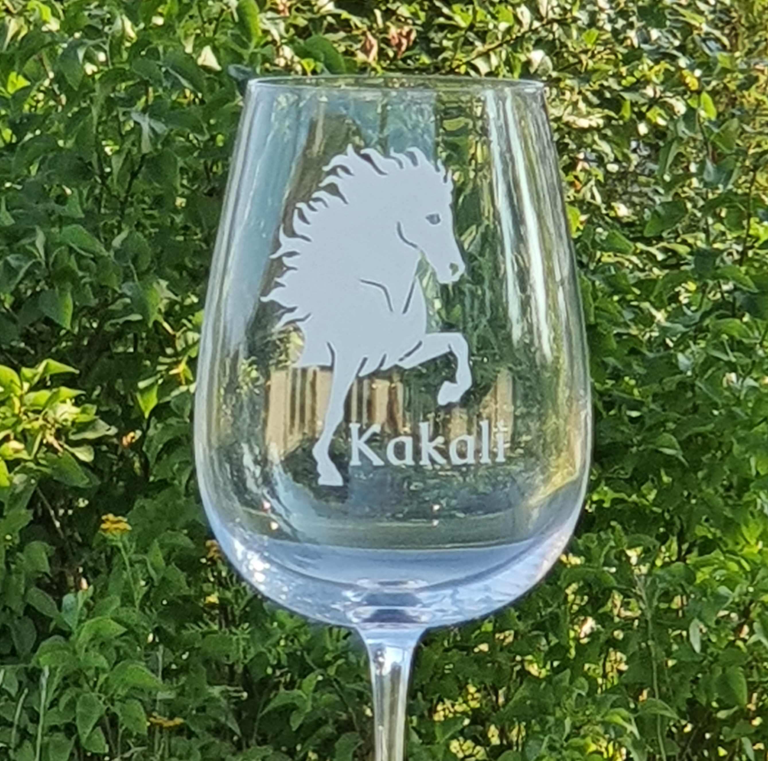  Vinsglas på fot gravry med Islandshäst och namn  68 cl eller 49 cl