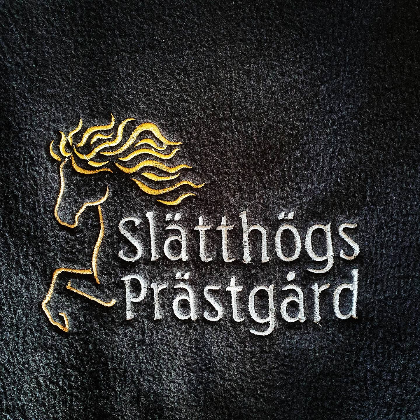 Nr  9 Sadelövrdrag fleece med halv islandshäst & namn