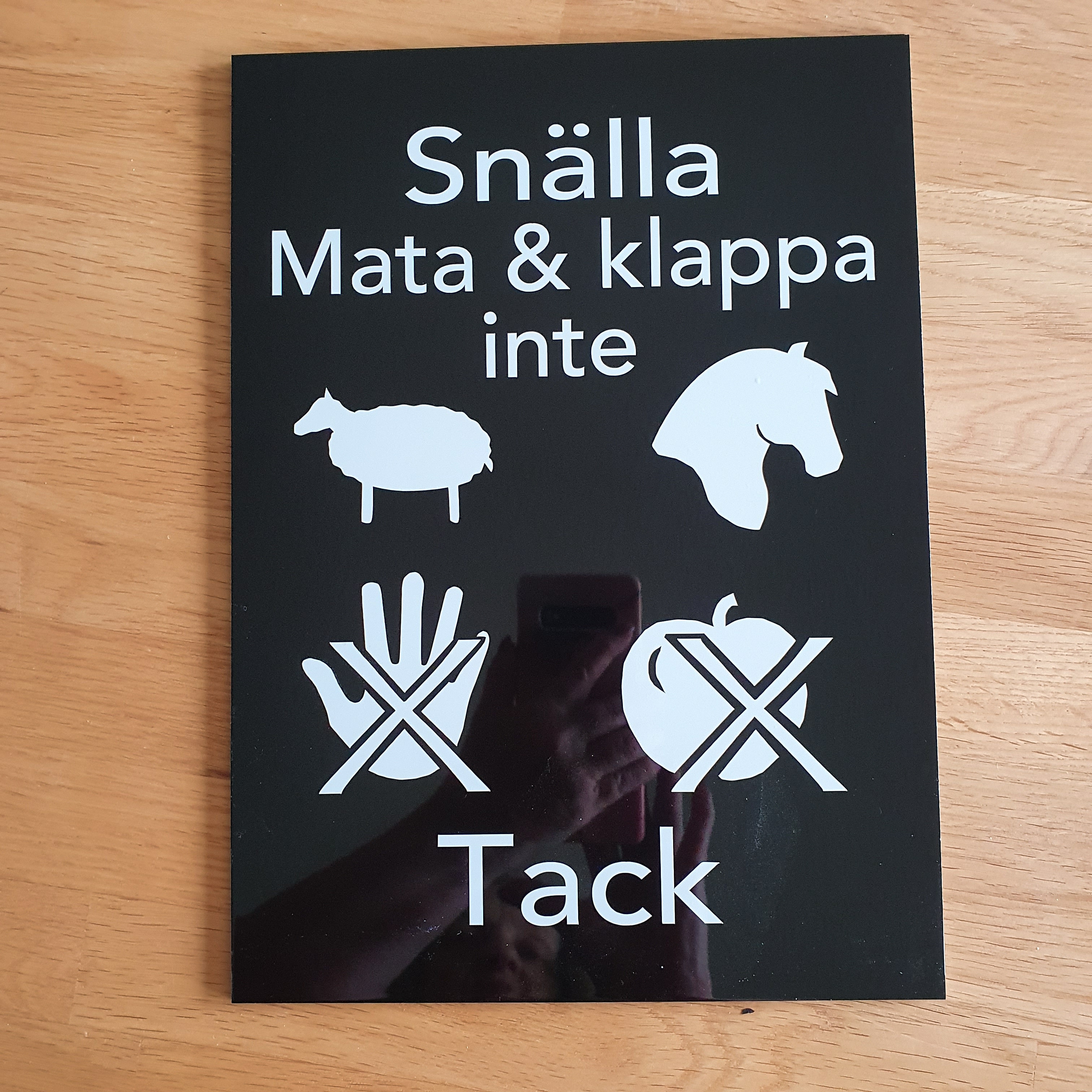 Skylt med texten  mata och klappa  inte våra djur flera olika färgval figurermm